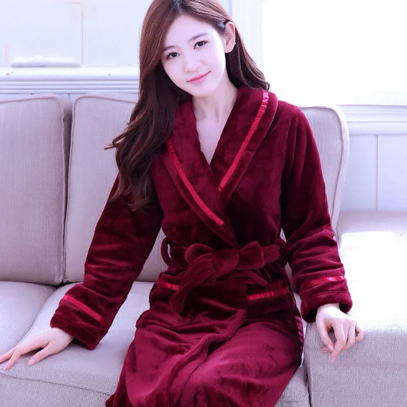 women's pajamas designed for those who believe in sweet dreams and cozy nights.Robe de Chambre Polaire Femme "Rouge"